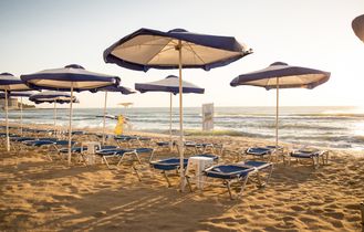 Liegen und Schirme am Sonnenstrand