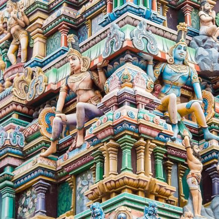 Fassade mit bunt geschnitzten Figuren