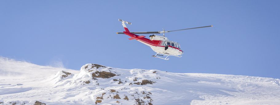 Beim sogenannten Heliskiing erreicht man mit dem Hubschrauber entlegenste Hänge für spannende Abfahrten im Tiefschnee