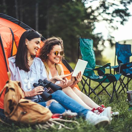 Frauen beim Camping