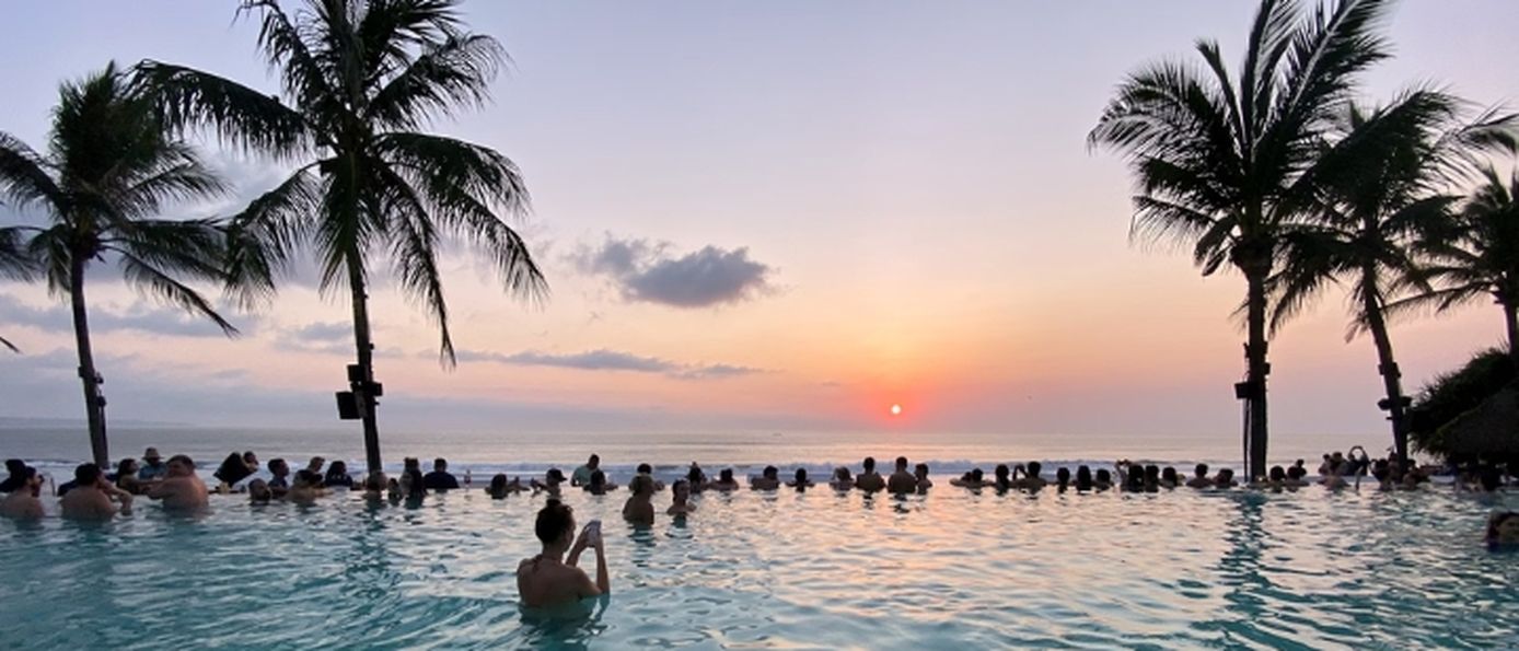  Pool Party vor Sonnenuntergang auf Gili Meno bei Bali.