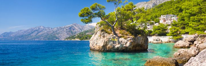 Eine felsige Bucht mit türkisblauem Wasser.