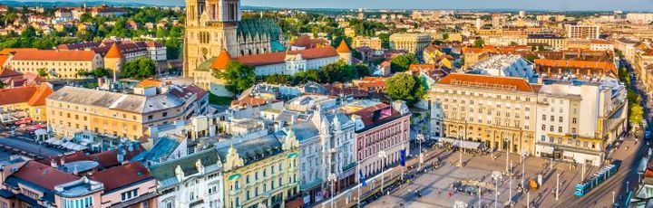 Eine Stadtansicht von Zagreb, Kroatien, mit Gebäuden und einem Kirchturm.