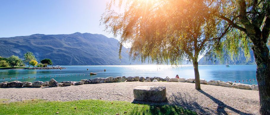 Camping Italien Gardasee Kiesstrand am Ufer des Gardasee