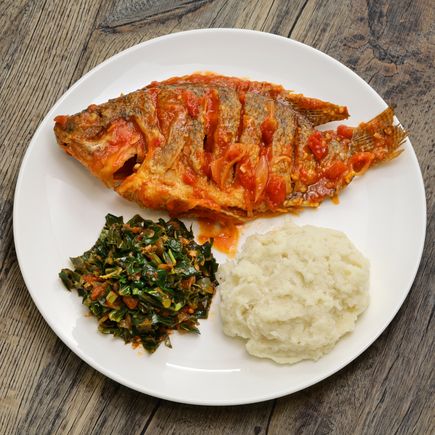 Tilapia Brei, ugali (Weißer Maisund Mehl) und Sukuma Wiki (kale stew), Kenyan food