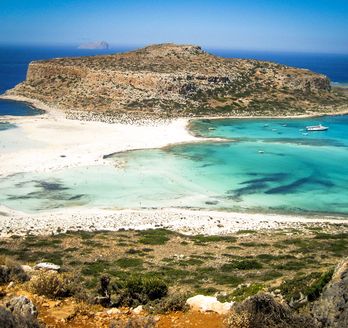 Eine Inselkette mit Sandstränden und türkisfarbenem Wasser.