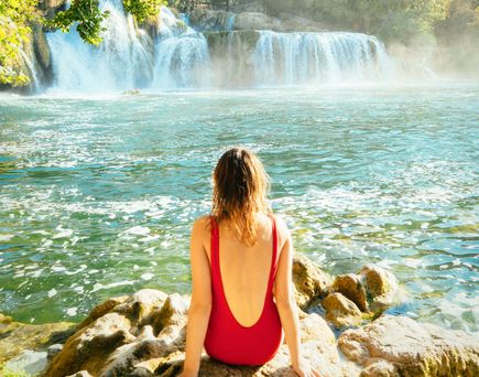 Krka Kroatien Nationalpark Urlaub Frau vor Wasserfällen