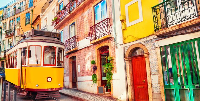 Gelbe Vintage Tram in Lissabon, Portugal