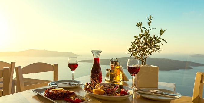 Ein Tisch mit Speisen und Getränken im Freien.