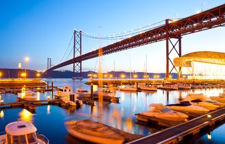 Städtereisen Sightseeing und Meer Hafen und Brücke in Lissabon