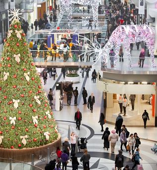 Weihnachtlich geschmückte Shopping Mall 