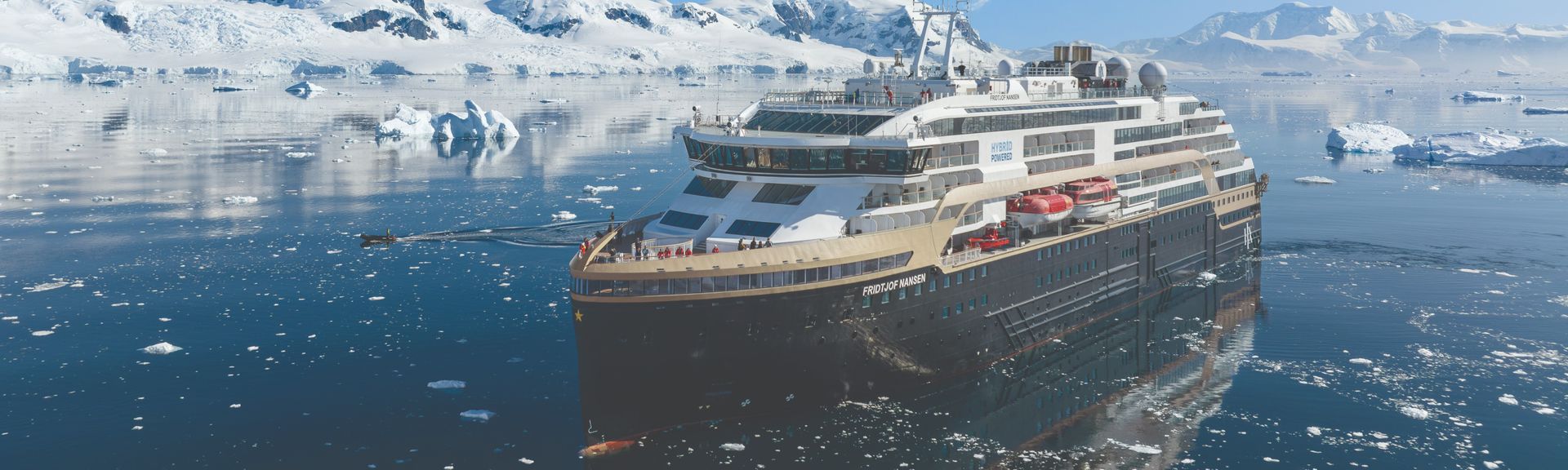 MS Fridjoff Nansen Schiff fährt vor Eisberg 