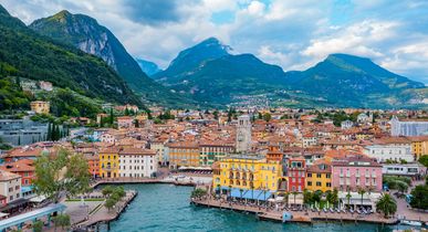 Blick auf den kleinen Hafen und einige Häuser in Riva del Garda.