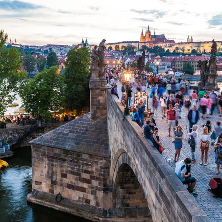 Karlsbrücke mit Menschen