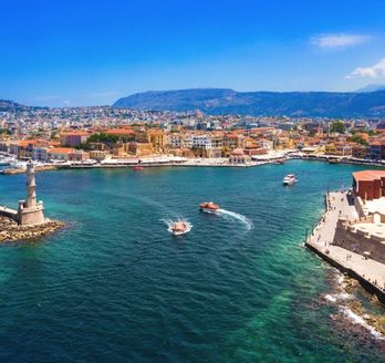Eine Luftaufnahme einer Küstenstadt mit einem Hafen und Bergen.