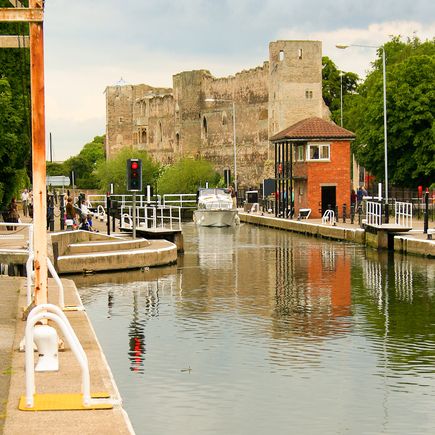 Eine Stadtansicht mit einem Fluss und einer Brücke.