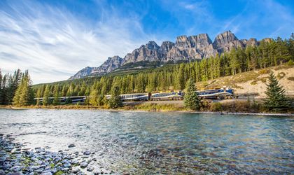 Rocky Mountaineer vor einer Bergkulisse
