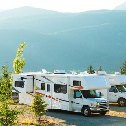 Camper Kanada Wohnmobil Reise Wohnmobile vor Bergpanorama