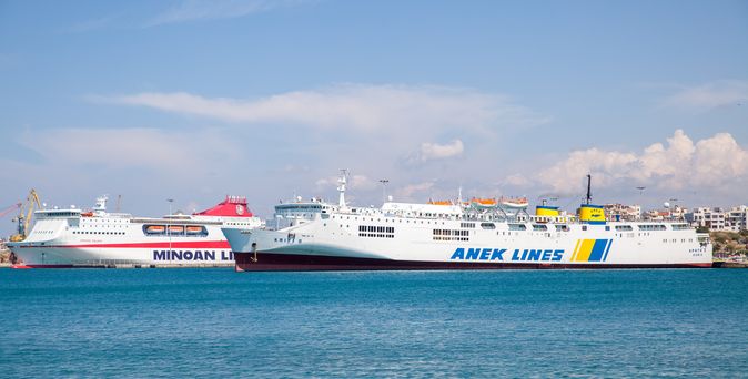 Fähre ist angedockt am Hafen