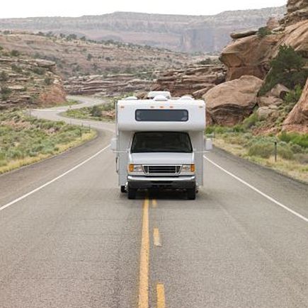 Roadtrip USA Camper in Wüste