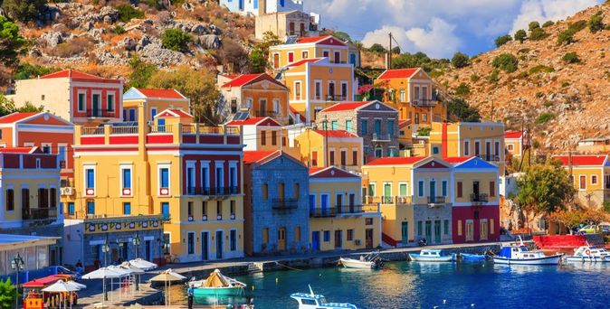 Eine Hafenstadt mit vielen bunten Gebäuden und Booten.