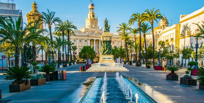 Rechteckiger Brunnen mitten in Cadiz mit Blick auf die Kathedrale. 