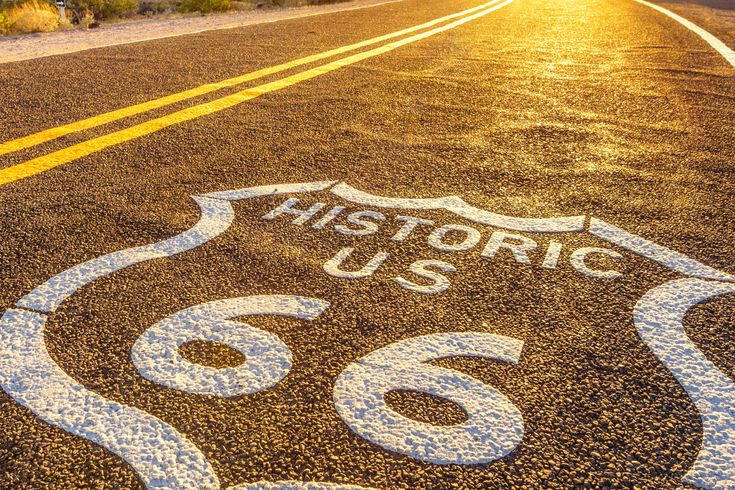 Highway mit aufgemalter Schrift Historic 66