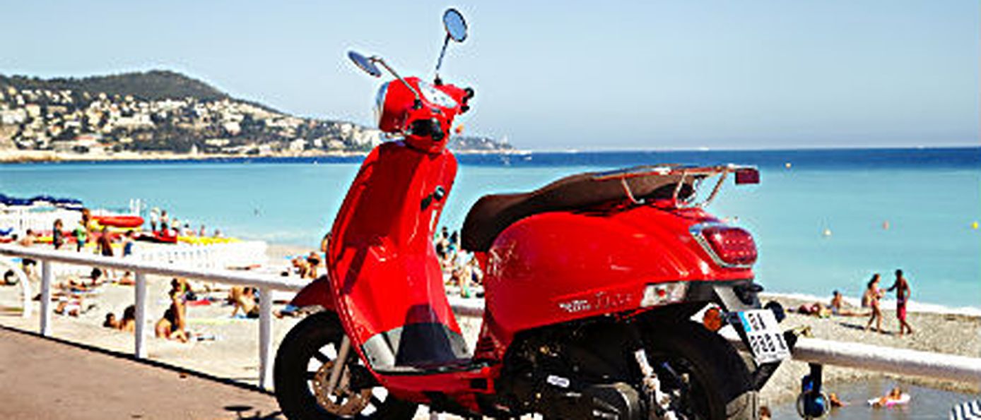 Motorroller vor einem Strand