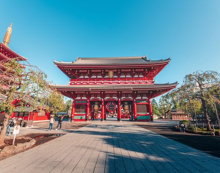 Japanisches Gebäude in Tokyo mit großen Platz im Vordergrund