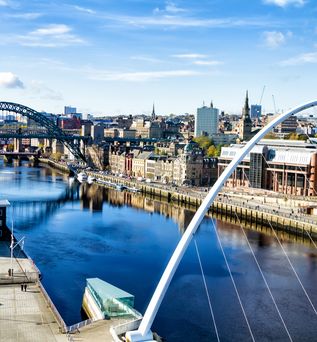 Blick über eine Brücke in einer Stadt