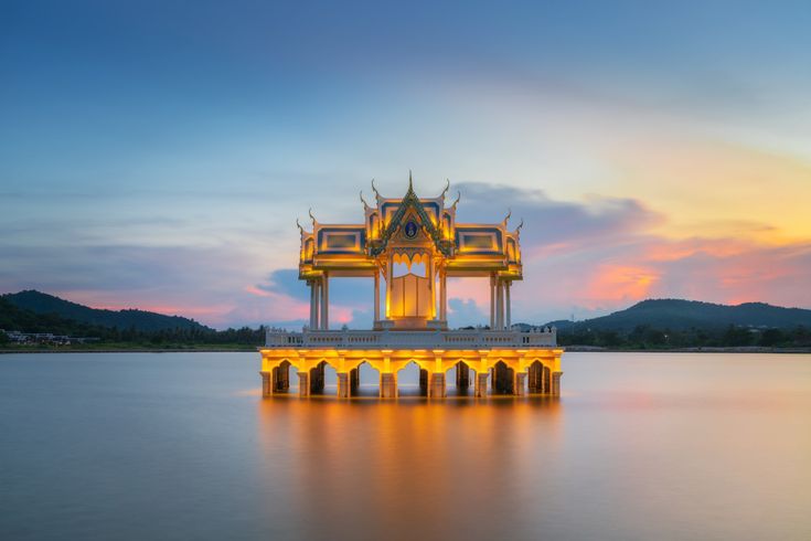 Sonnenuntergangsansicht des thailändischen Pavillons im Khao Tao Stausee, Hua hin, Thailand