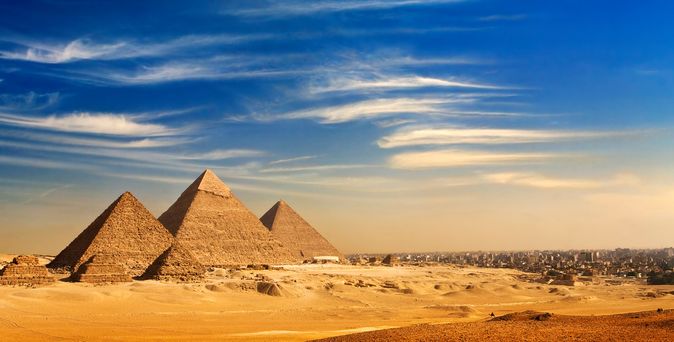 Pyramiden von Gizeh mit blauem Himmel im Hintergrund