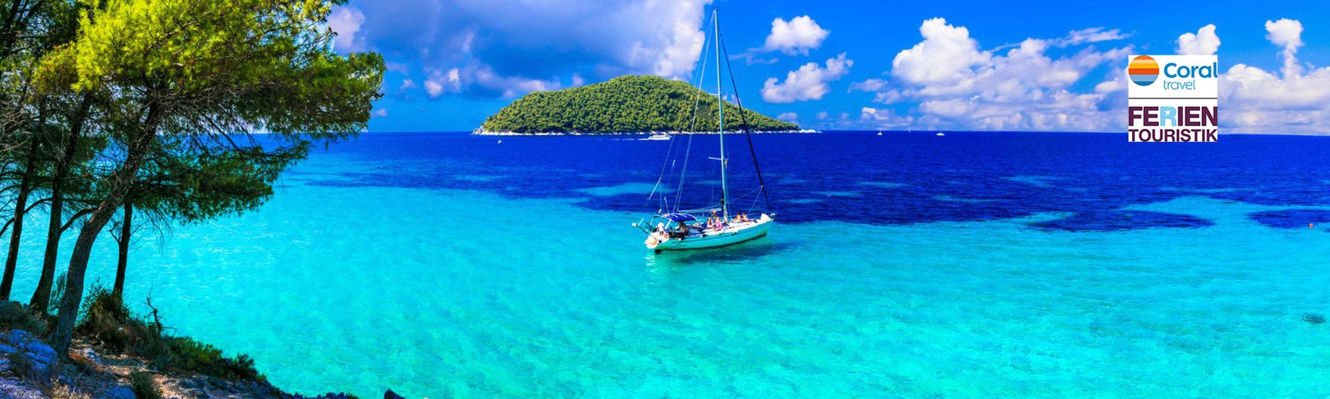 Kleines Segelboot im Meer mit Insel im Hintergrund
