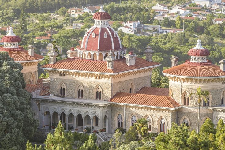 Ein Palast oder ein historisches Gebäude mit einem Garten.