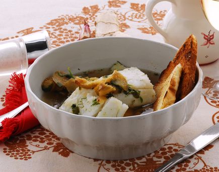 Eine Schale mit Meeresfrüchten und Zitrone.