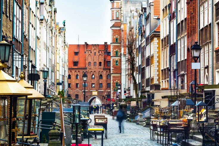 Eine enge Gasse in Danzig, Polen, mit bunten Gebäuden.