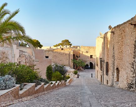Eine enge Gasse in einer historischen Stadt mit alten Gebäuden.