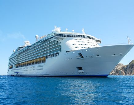 Kreuzfahrtschiff auf dem Meer