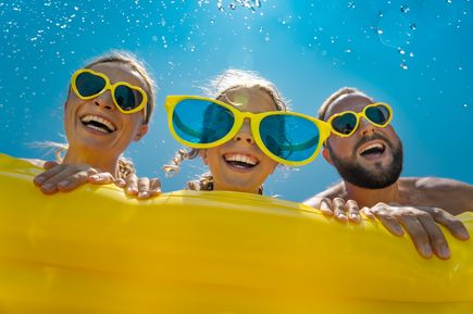 Famile mit gelbem Schwimmring