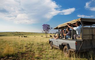 Menschen im Jeep in Südafrika