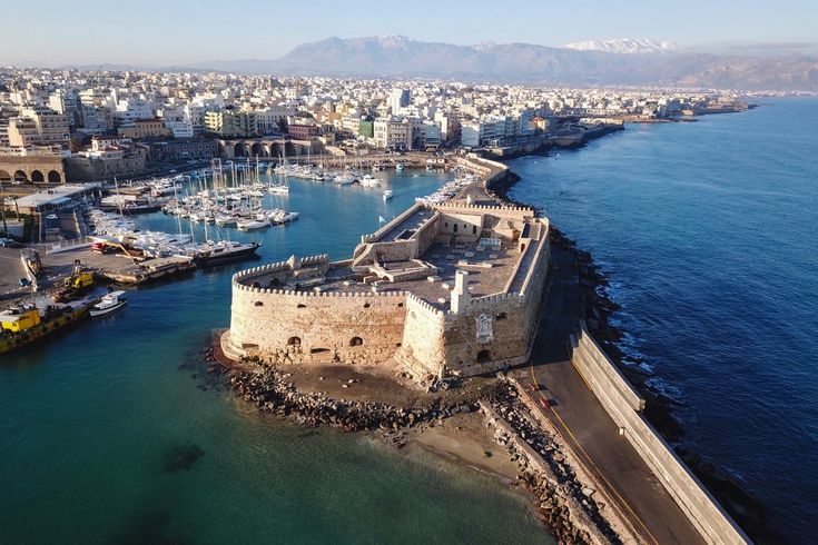 Eine Luftaufnahme eines Hafens mit einem Fort und Booten.