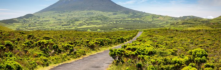 Blick auf den Vulkan Pico bei strahlendem Himmel.