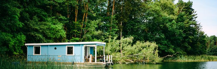 Hausboot am Ufer von Wald