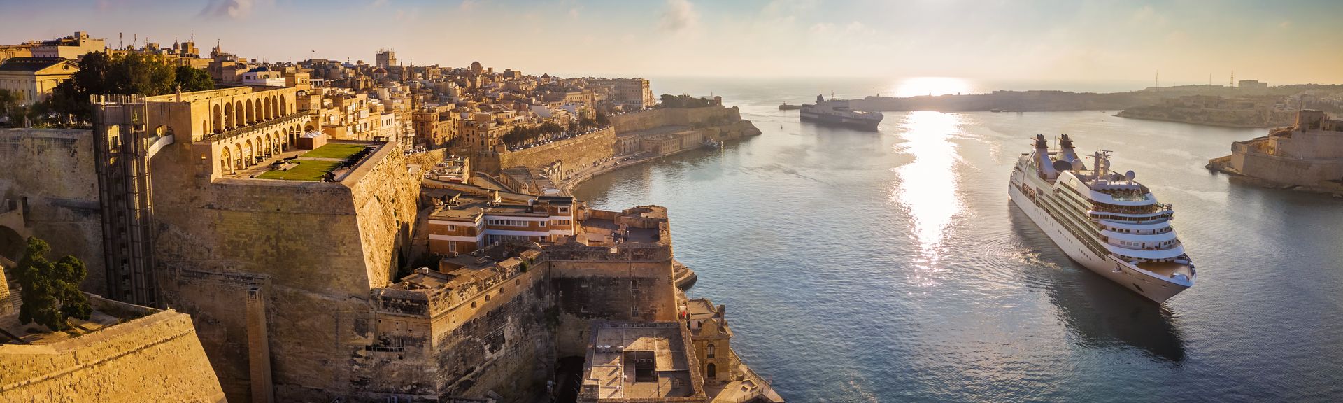 Blick auf die Hafeneinfahrt von Malta mit Kreuzfahrtschiff