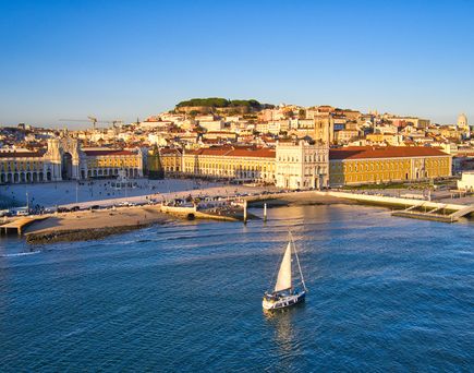 Hafen von Lissabon mit Segelschiff im Vordergrund