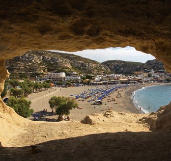 Eine Höhle mit einem Eingang zum Meer.