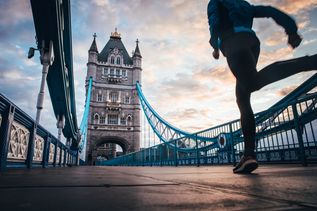 Läuferin beim Marathon auf der TowerBridge in London