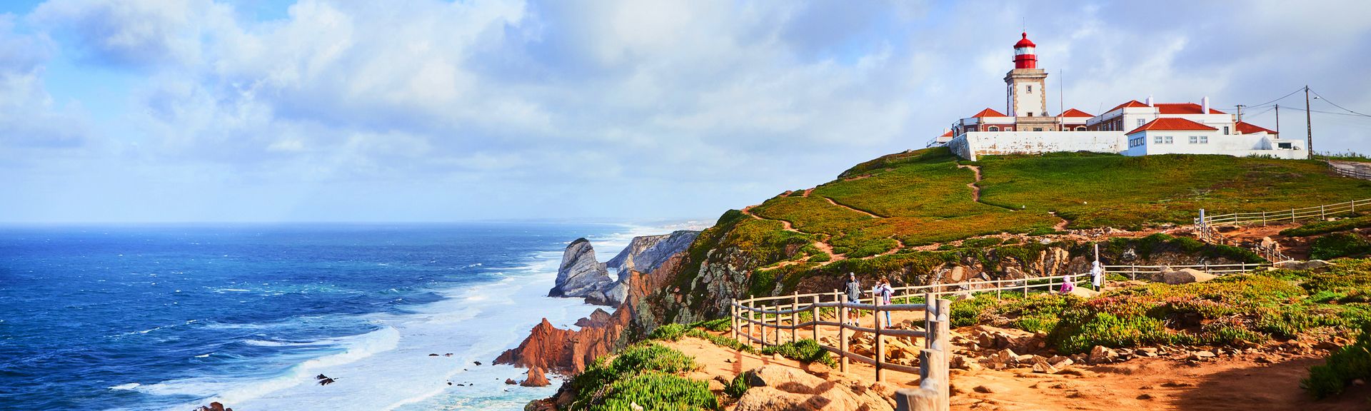 Eine atemberaubende Küstenlandschaft am Cabo da Roca, dem westlichsten Punkt des europäischen Festlandes, mit steilen Klippen, die dramatisch ins weite, blaue Meer abfallen.