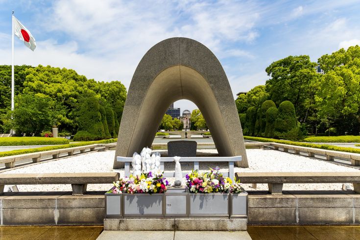 Blick auf das Denkmal in Hiroshima, vor welchem frische Blumen niedergelegt wurden.