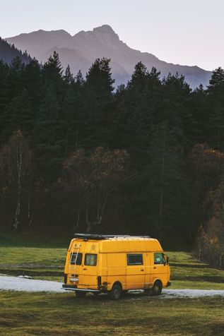 Gelber Camper